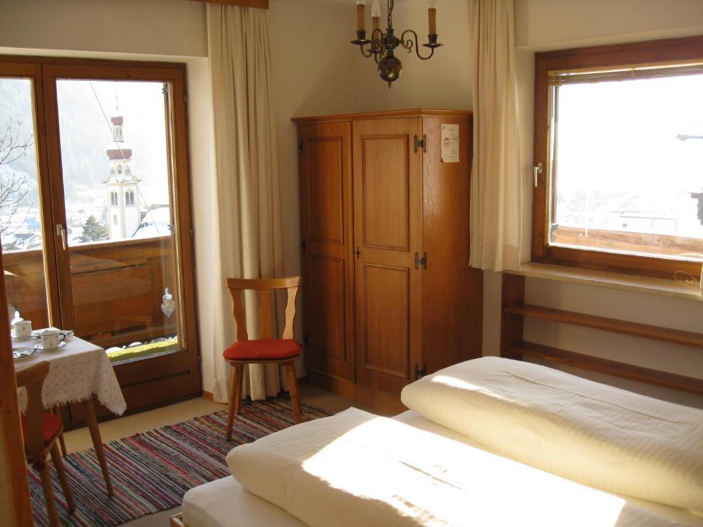Haus Bergheimat - Familie Oberacher Pensionat Fulpmes Rum bild