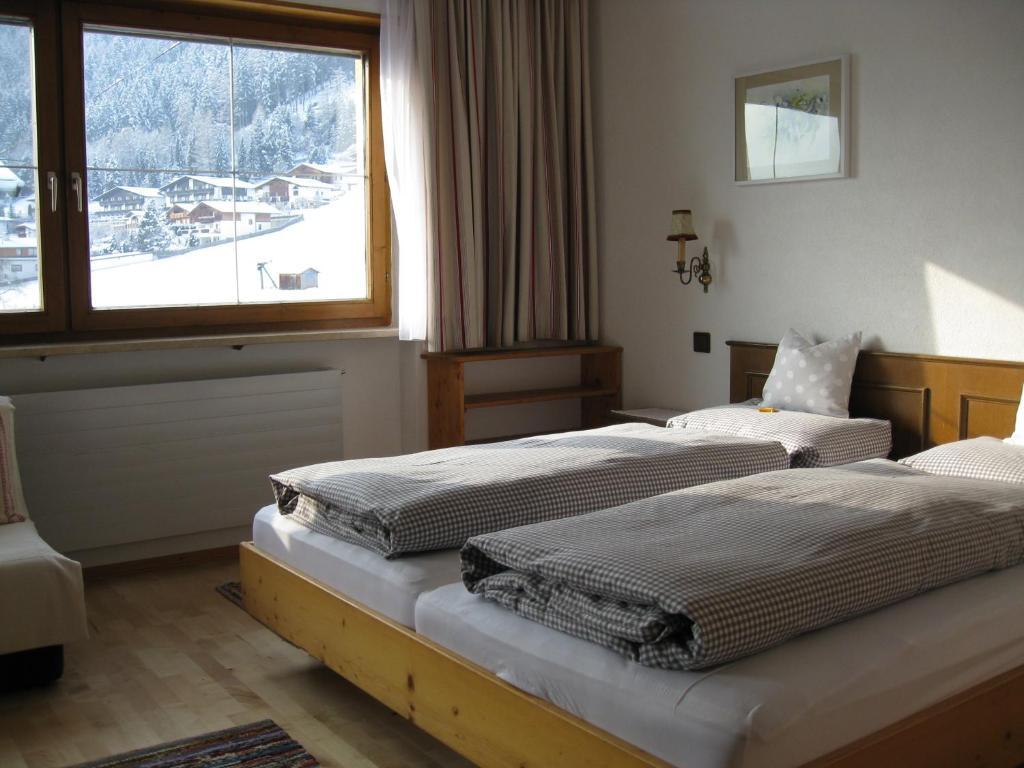 Haus Bergheimat - Familie Oberacher Pensionat Fulpmes Exteriör bild