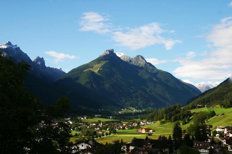 Haus Bergheimat - Familie Oberacher Pensionat Fulpmes Exteriör bild